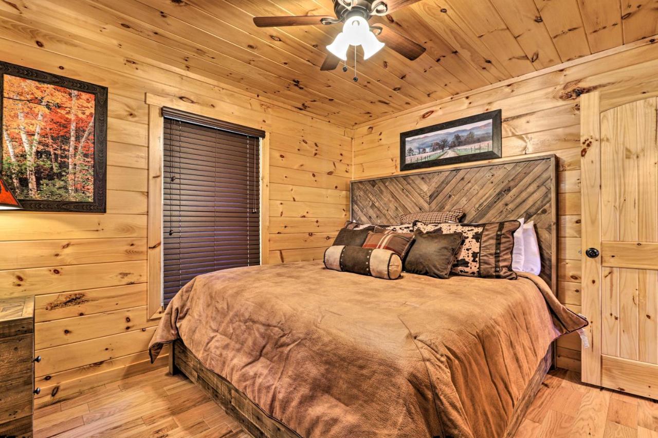 Luxe Cabin With Hot Tub, Theater, Pool Table, Arcade Pigeon Forge Kültér fotó