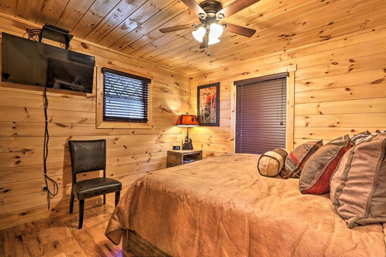 Luxe Cabin With Hot Tub, Theater, Pool Table, Arcade Pigeon Forge Kültér fotó