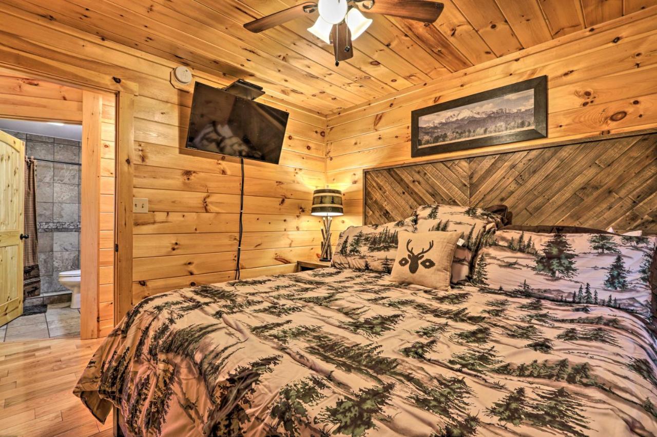 Luxe Cabin With Hot Tub, Theater, Pool Table, Arcade Pigeon Forge Kültér fotó
