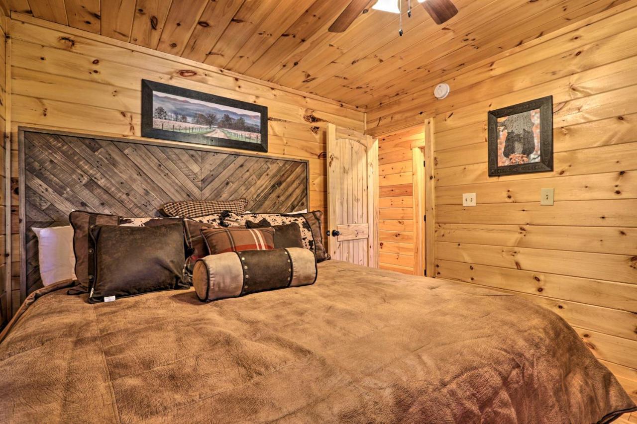 Luxe Cabin With Hot Tub, Theater, Pool Table, Arcade Pigeon Forge Kültér fotó