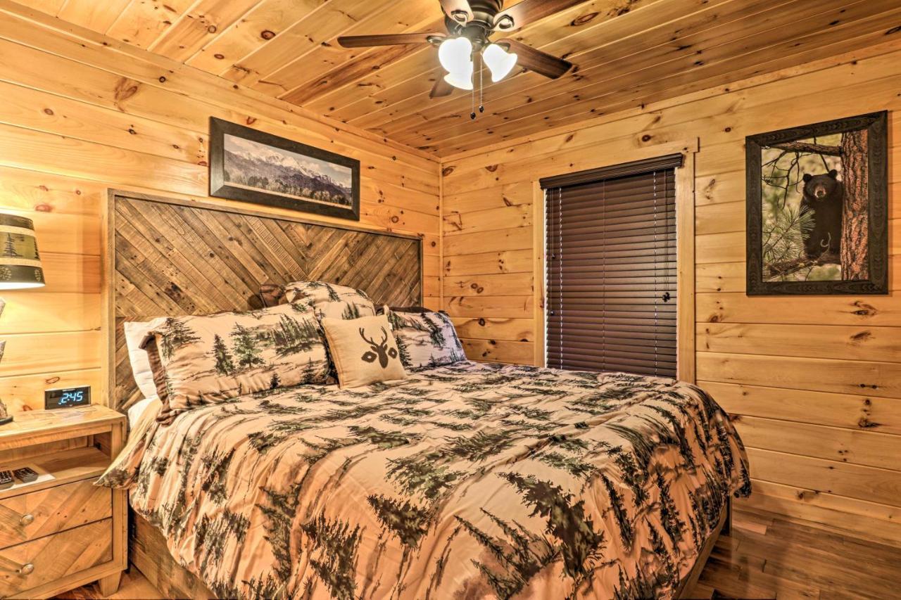Luxe Cabin With Hot Tub, Theater, Pool Table, Arcade Pigeon Forge Kültér fotó