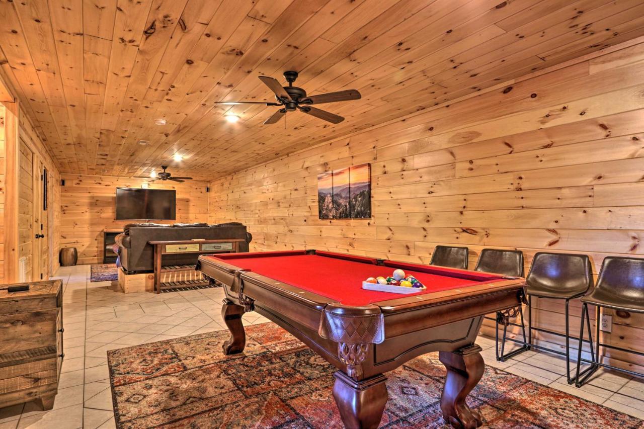 Luxe Cabin With Hot Tub, Theater, Pool Table, Arcade Pigeon Forge Kültér fotó