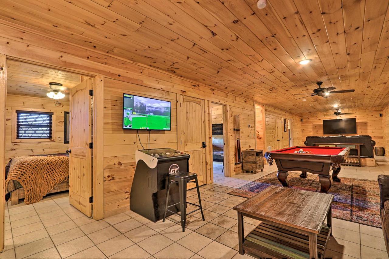Luxe Cabin With Hot Tub, Theater, Pool Table, Arcade Pigeon Forge Kültér fotó