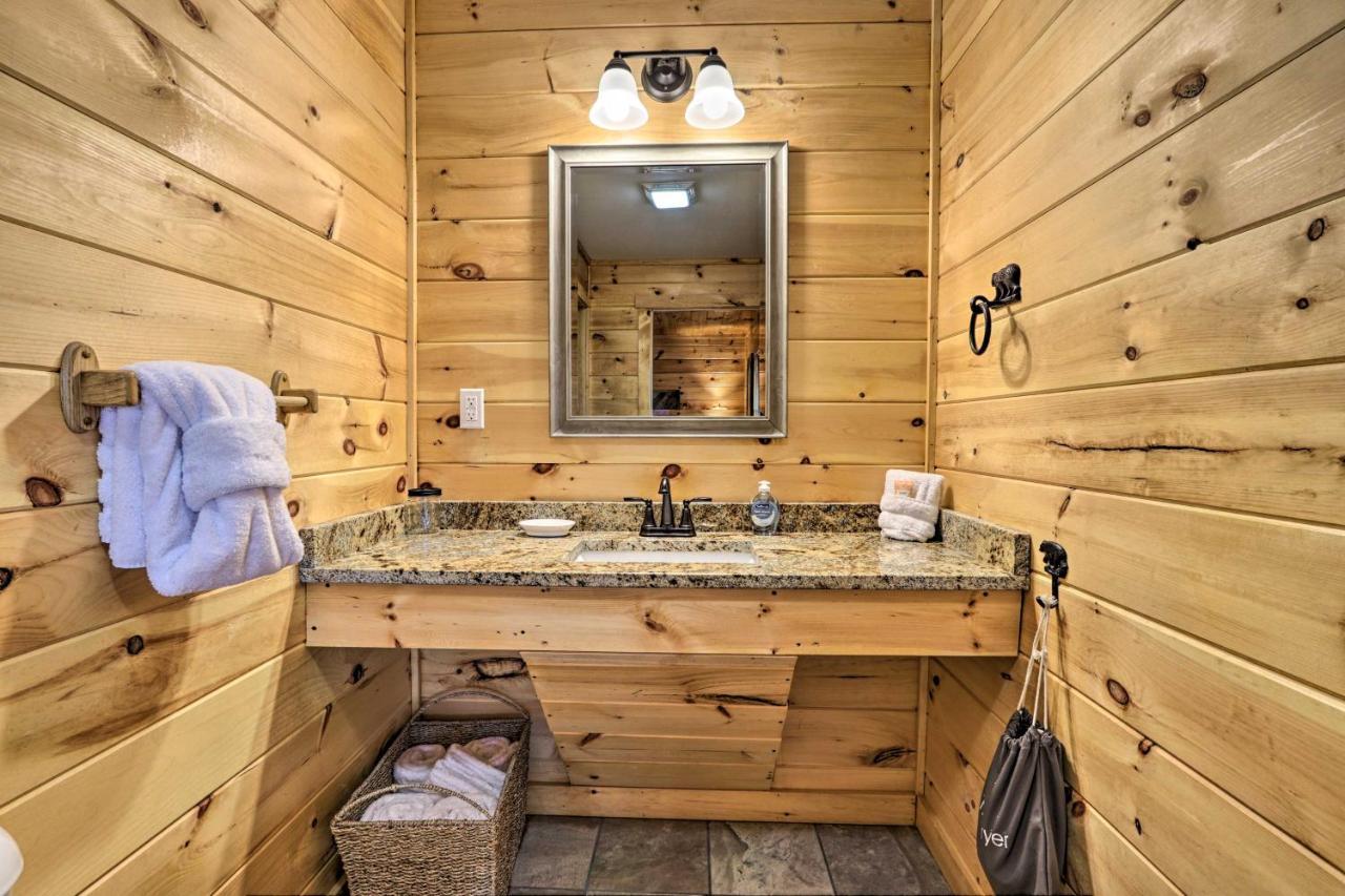 Luxe Cabin With Hot Tub, Theater, Pool Table, Arcade Pigeon Forge Kültér fotó