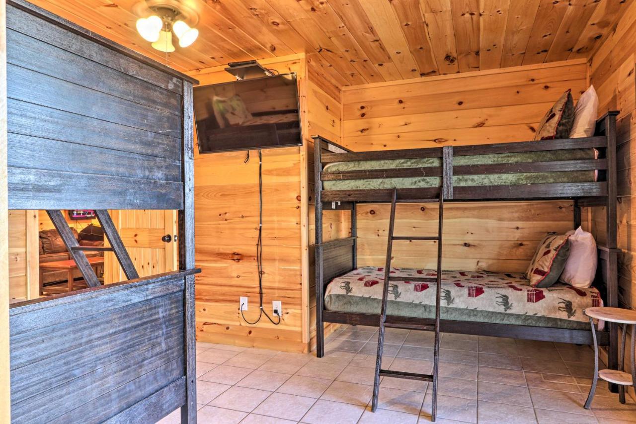 Luxe Cabin With Hot Tub, Theater, Pool Table, Arcade Pigeon Forge Kültér fotó