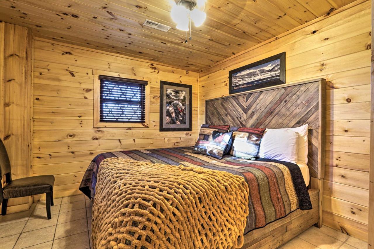 Luxe Cabin With Hot Tub, Theater, Pool Table, Arcade Pigeon Forge Kültér fotó