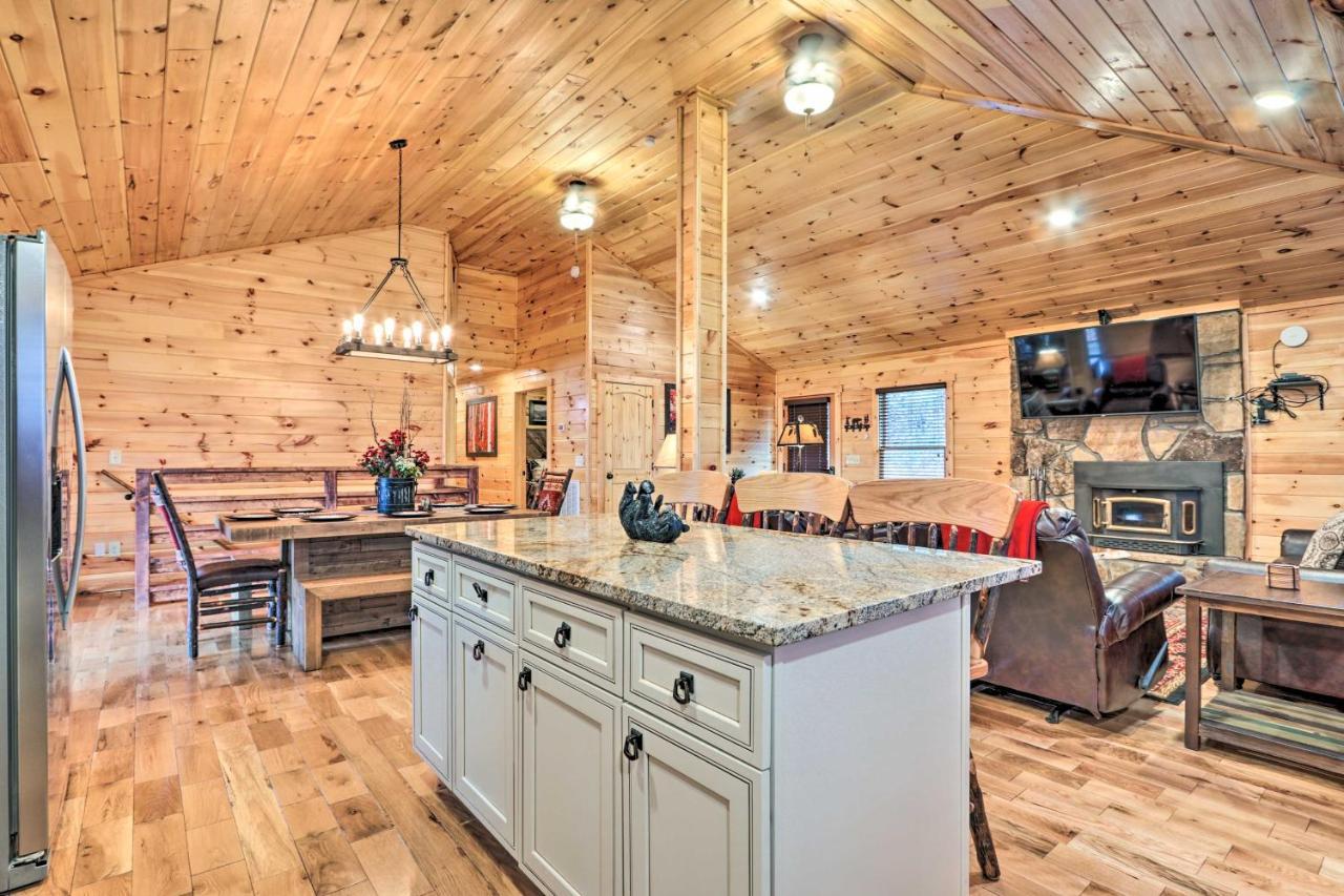 Luxe Cabin With Hot Tub, Theater, Pool Table, Arcade Pigeon Forge Kültér fotó
