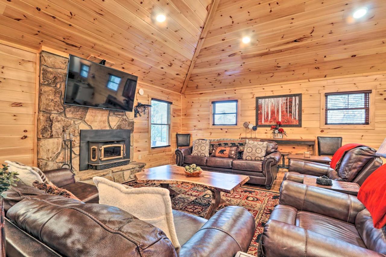 Luxe Cabin With Hot Tub, Theater, Pool Table, Arcade Pigeon Forge Kültér fotó