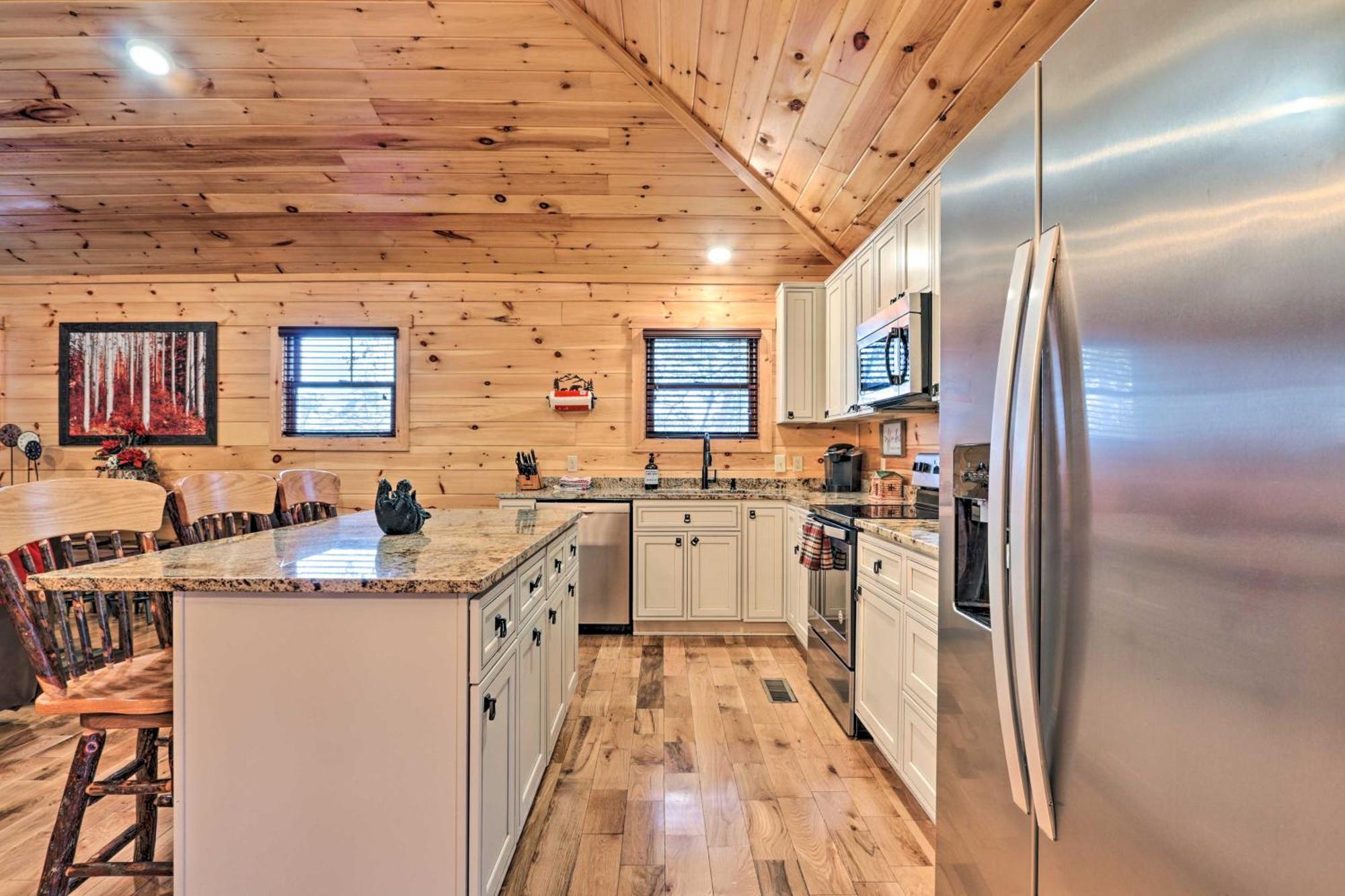 Luxe Cabin With Hot Tub, Theater, Pool Table, Arcade Pigeon Forge Kültér fotó