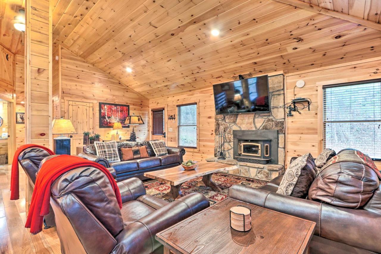 Luxe Cabin With Hot Tub, Theater, Pool Table, Arcade Pigeon Forge Kültér fotó