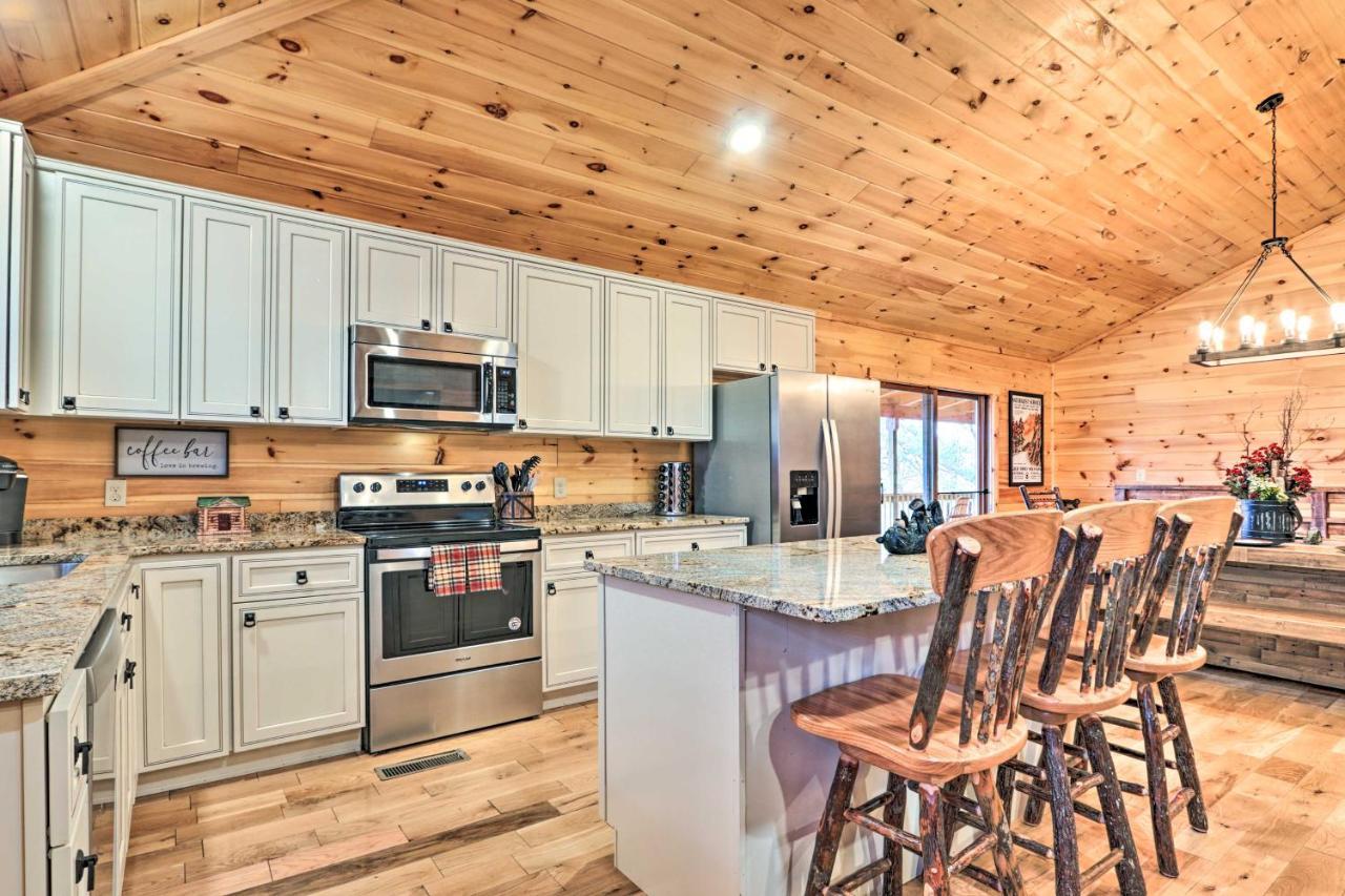 Luxe Cabin With Hot Tub, Theater, Pool Table, Arcade Pigeon Forge Kültér fotó